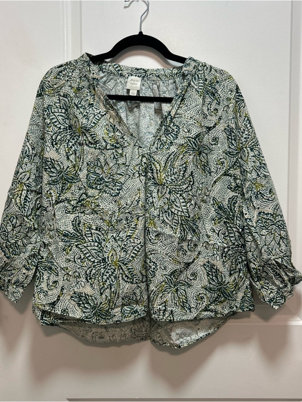 Relaxed V-Neck Floral Blouse in Green and White